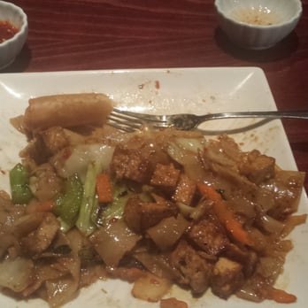 Bangkok Royal - Pad Kee Mao w/tofu, it was really good I added extra chili sauce with the egg roll sauce. It gave it a sweet and spicy flavor! - Thai Near Me - Waco, Texas