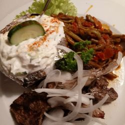 Zorbas - Lammkoteletts, Ofenkartoffel, Zaziki, grüne Bohnen