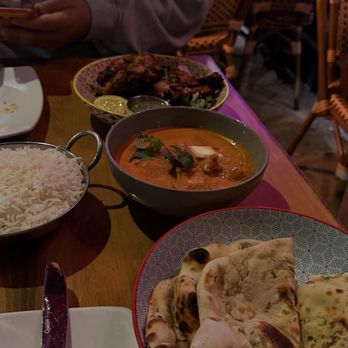 Roots Indian Bistro - Tandoori Chicken (GF) Butter Chicken (INCLUDES RICE) Garlic Naan (V) - Indian Near Me - Los Angeles, California