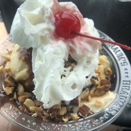 Hot fudge sundae Hot fudge sundae