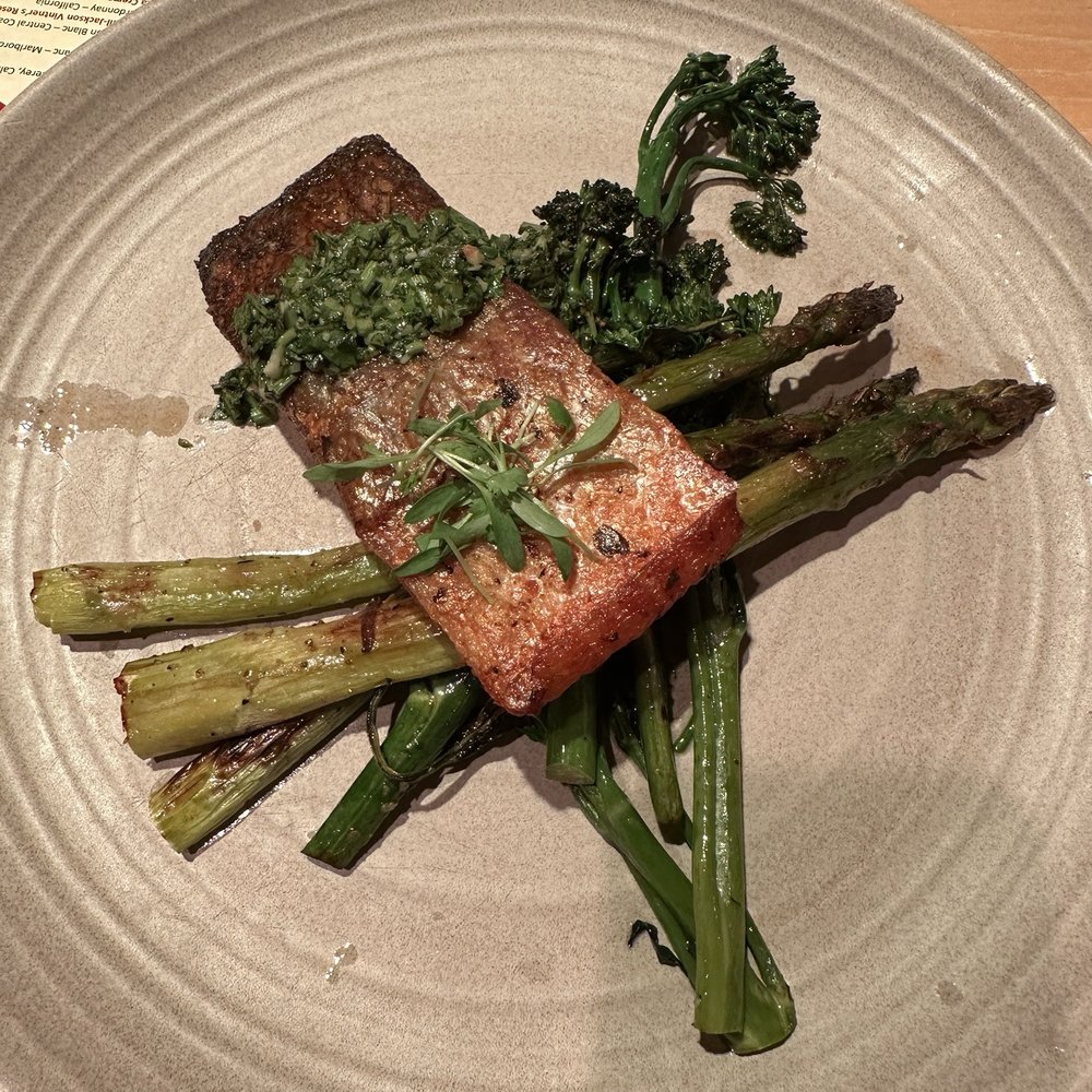 Salmon with asparagus and broccolini (yummy!) Salmon with asparagus and broccolini (yummy!)