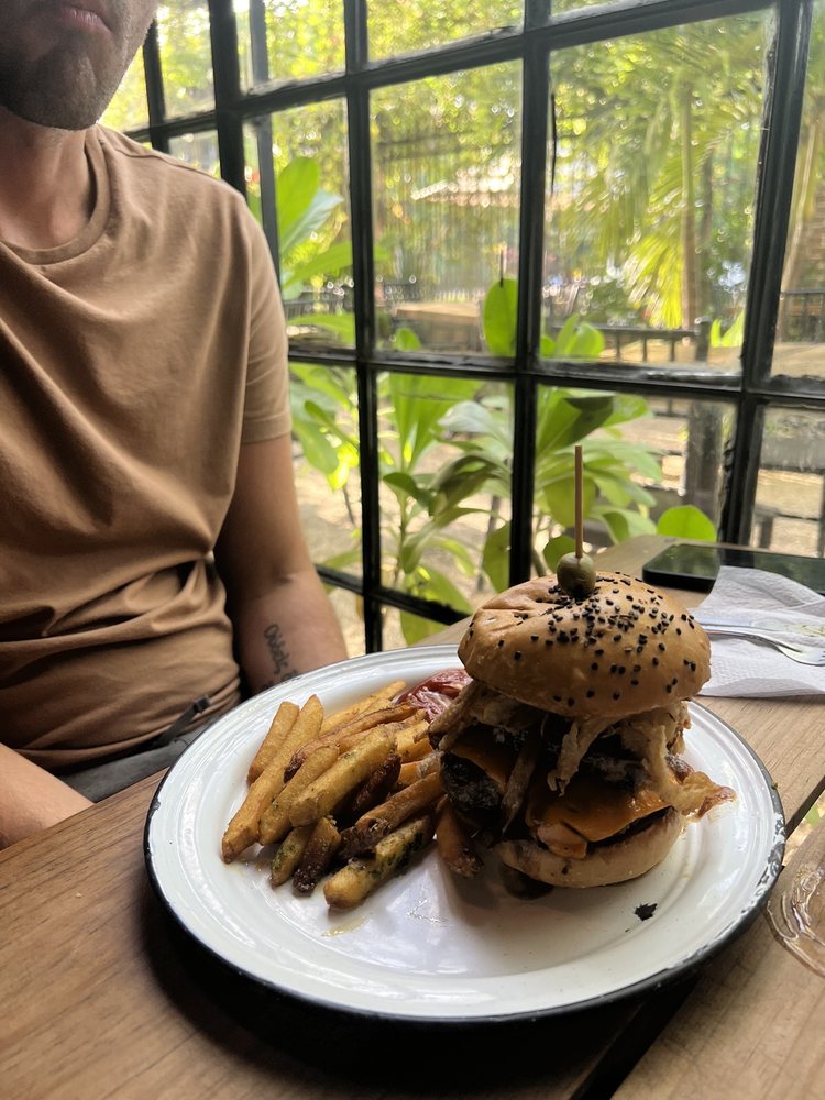 Mu. Burgerhouse
