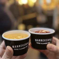 Manneken Pis - Cheese sauce. Ketchup.