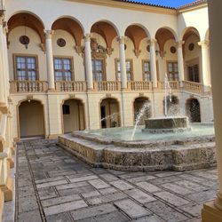 Biltmore Hotel Miami Coral Gables - Fountain in courtyard