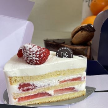 Paris Baguette - Strawberry cream Cake(?) - Bakeries Near Me - Torrance, California Paris Baguette - Strawberry cream Cake(?) - Bakeries Near Me - Torrance, California