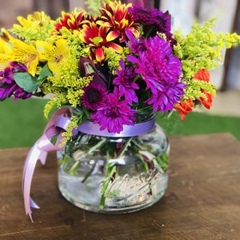 Monarca Floral Boutique - Arreglo en vase de vidrio - Florists Near Me - Delhi, California Monarca Floral Boutique - Arreglo en vase de vidrio - Florists Near Me - Delhi, California