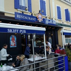 Skiff Pub - Ici le serveur décide où vous devez vous installer pour prendre un dessert.  A éviter si pour vous le mot service à un sens.