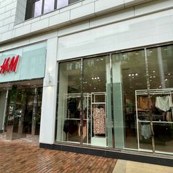 H&M - Front entrance to store