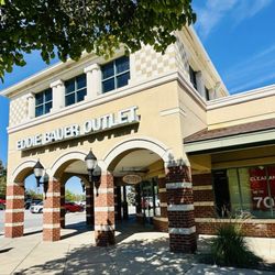 Eddie Bauer Outlet - Exterior of store