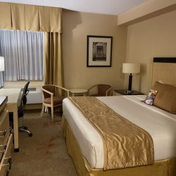 Monte Carlo Inn & Suites Downtown Markham - King room