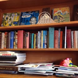 Jellybread - Plenty of books for adults and kids available for a browse