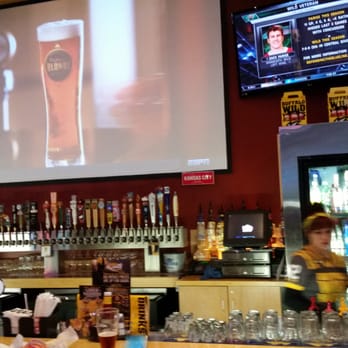 Buffalo Wild Wings - The bar, Tuesday for lunch. - American Near Me - Salem, Oregon