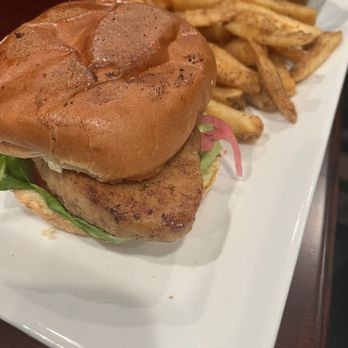 Gilligan's Brewery - Vegan sandwich with regular bread - New American Near Me - Cincinnati, Ohio