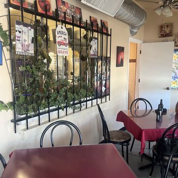 Los Olivos - Dining area - Pizza Near Me - Tucson, Arizona