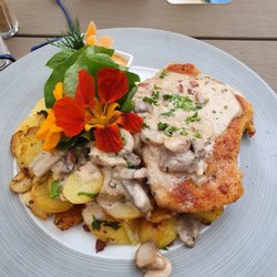 Bauernschänke - Schnitzel mit Champignons und Bratkartoffeln   Sehr modern und gemütlich frisch Zubereitetes Essen aus eigenem Anbau und regional.