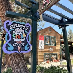 Applewood Court - Cool spot!