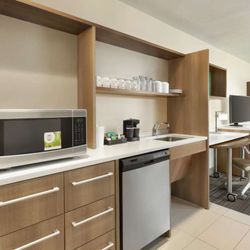 Home2 Suites by Hilton Bismarck - Guest room