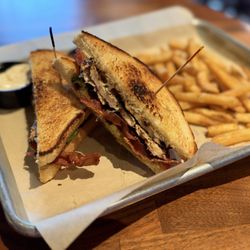 Oggi's Sports | Brewhouse |Pizza - Chicken Club Sandwich