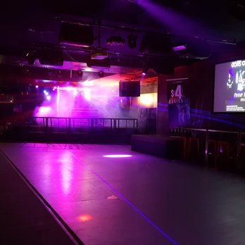 Surfers Paradise Tavern - DJ and dance floot (currently empty because it was still early) - Restaurants Near Me - Surfers Paradise, QLD