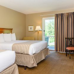Kingwood Resort - Kingwood Resort & Winery Queen Bed Room