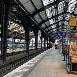 S+U Bahnhof Friedrichstraße - On the platform at Friedrichstraße