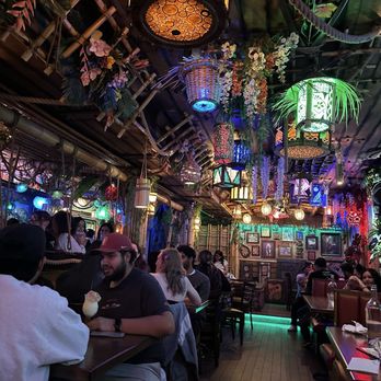 Tiki Tom’s - seating area - Tiki Bars Near Me - Walnut Creek, California