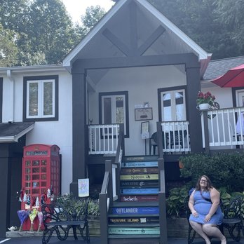 The Book & Bee - Cafes Near Me - Hendersonville, North Carolina