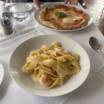 Trattoria Amici - Ordered the fettuccini Alfredo and the mariners pizza - Italian Near Me - Glendale, California Trattoria Amici - Ordered the fettuccini Alfredo and the mariners pizza - Italian Near Me - Glendale, California