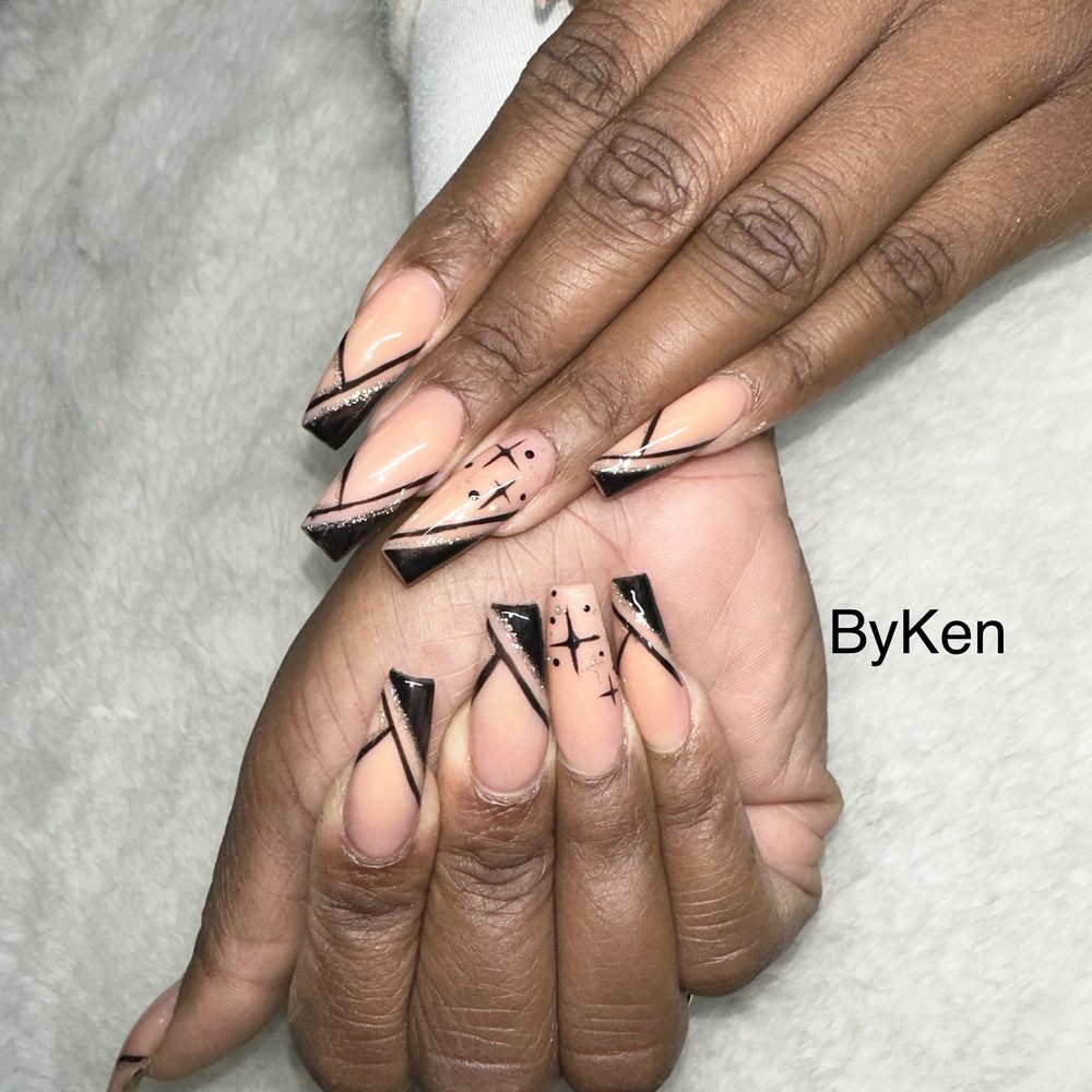 Q-H Nails Spa Logo