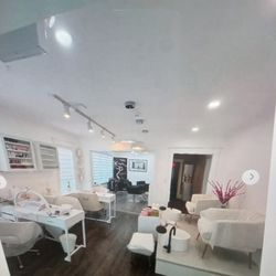 Uncoil Beauty Bar