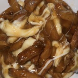 Casse-Croute Chez Claudette - Delicious poutine