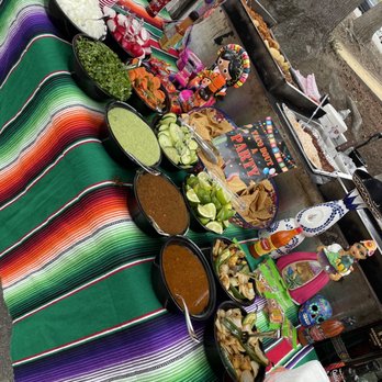 Tacos Bravo & catering - Nicely decorated table - Mexican Near Me Tacos Bravo & catering - Nicely decorated table - Mexican Near Me