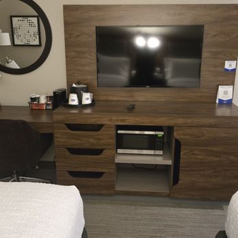 Hampton Inn & Suites Paso Robles - Desk, tv seat - Hotels Near Me - Paso Robles, California