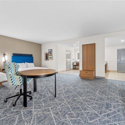 Hampton Inn & Suites Tifton - Guest room