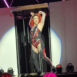 Elli - Dinner and a show