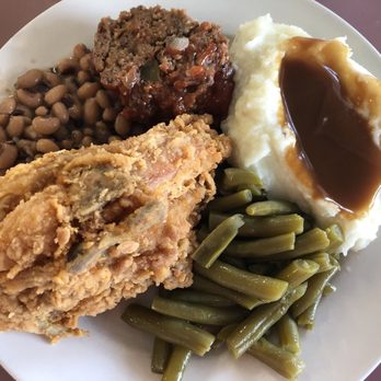 Ernie's Restaurant - Buffet: Fried chicken, meatloaf, black-eyed peas, green beans, and mashed potatoes and gravy--what more could you ask for? Yum! - American Near Me - Hampton, South Carolina
