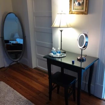 Foster Harris House - Make up area - Bed & Breakfast Near Me - Washington, Virginia