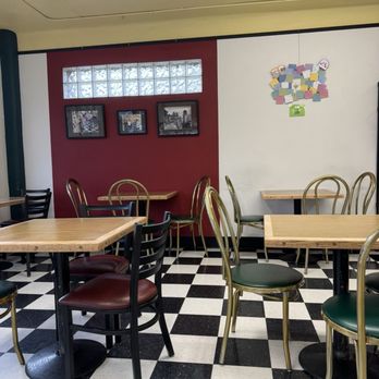 Prince Puckler's Gourmet Ice Cream - Dining area - Ice Cream & Frozen Yogurt Near Me - Eugene, Oregon