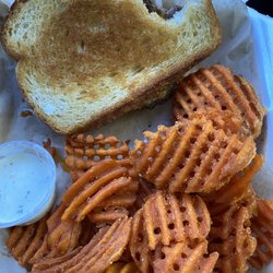 Twisted Sisters Bar & Grill