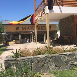 Mak Bier - En la esquina está el local de comida y atrás la fábrica de cerveza. De las mejores que probamos en la Villa!