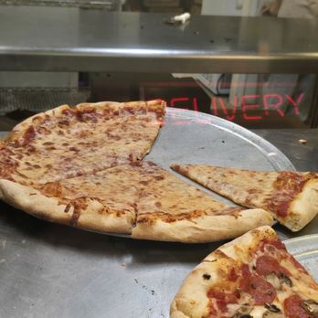 Nino's Pizzeria - Pizza Near Me - Maplewood, Minnesota Nino's Pizzeria - Pizza Near Me - Maplewood, Minnesota