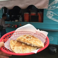 Pig & Fish Food Truck - Ahora gringas de camarón con queso crema.
