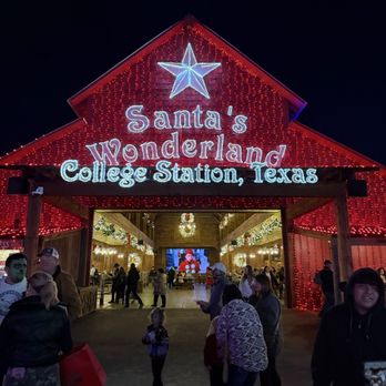 Santa's Wonderland - Another restaurant with movie playing in the background - Amusement Parks Near Me - College Station, Texas Santa's Wonderland - Another restaurant with movie playing in the background - Amusement Parks Near Me - College Station, Texas