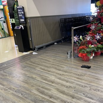 Vons - Super inviting entrance. OJ's other glove and a bunch of used wipes and trash. - Grocery Near Me - Torrance, California