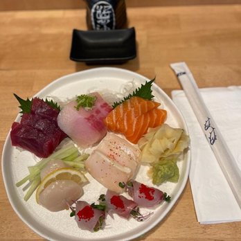 Suram Sushi & Ramen - SASHIMI DELUXE - Sushi Bars Near Me - New York, New York Suram Sushi & Ramen - SASHIMI DELUXE - Sushi Bars Near Me - New York, New York