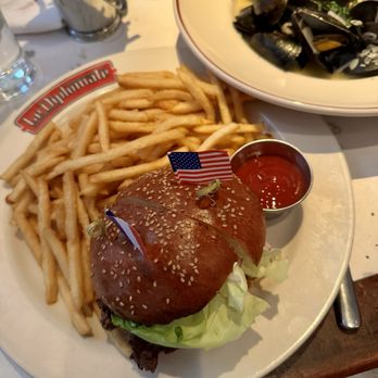 Le Diplomate - Burger Amrican - Brasseries Near Me - Washington, DC, District of Columbia