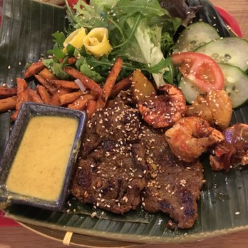 NEM Grill - Mit Ingwer und Knoblauch mariniertes Rindfleisch, Garnelen, Erdnusssoße und Süßkartoffel-Pommes - Vietnamese Near Me - Braunschweig, NI