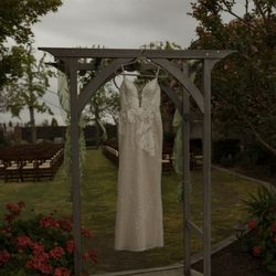 Leaning Oak Ranch - Venue/wedding dress
