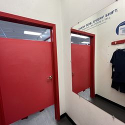 Scrubs & Beyond - Nice changing room