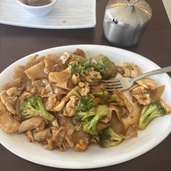 Broccoli - Pad See Eiw Chicken - Asian Fusion Near Me - Schiller Park, Illinois